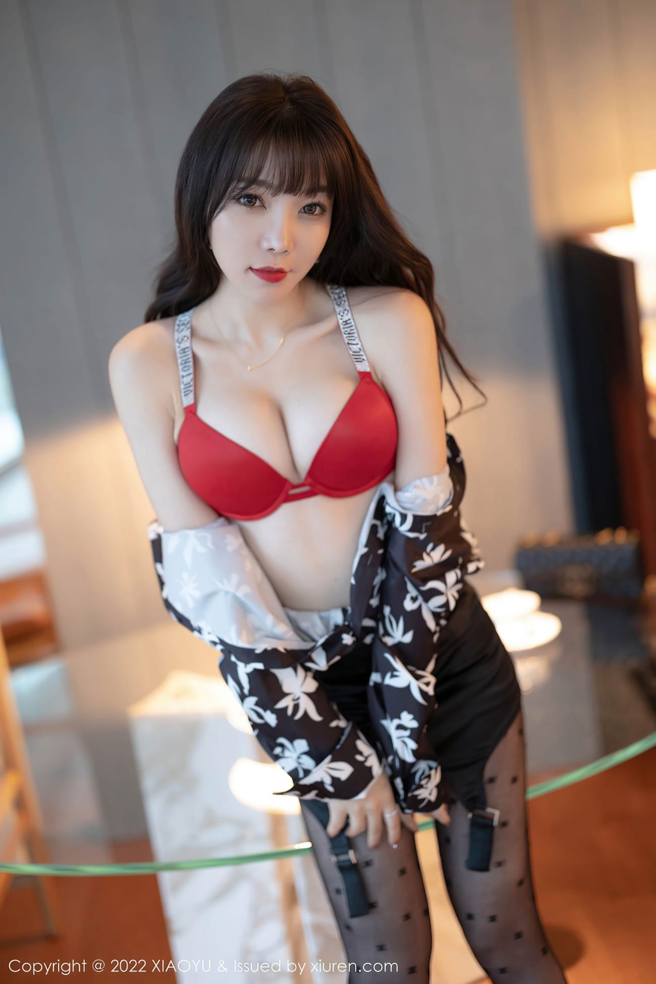 芝芝Booty - 花纹上衣+黑色短裙私房写真