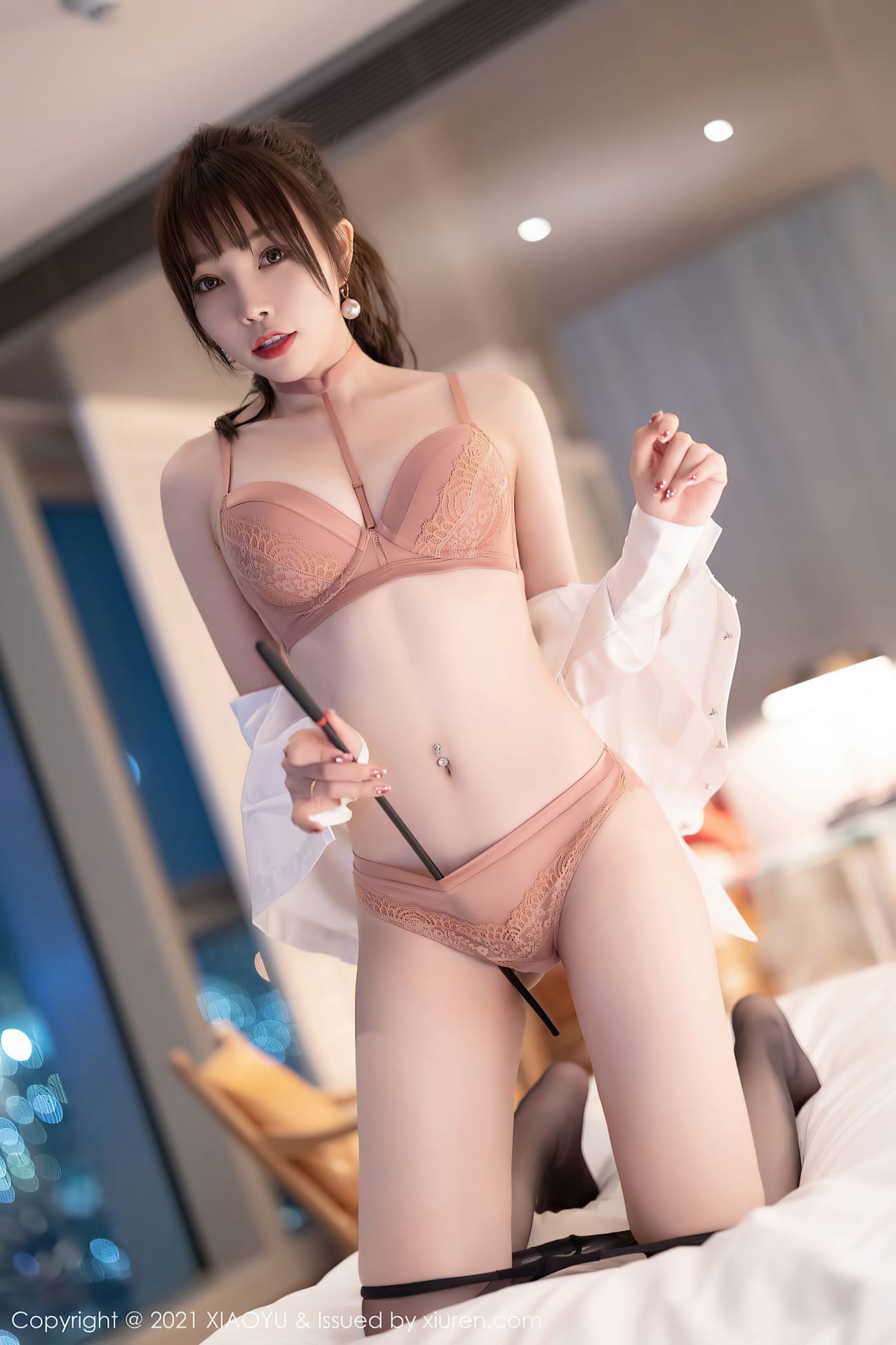 芝芝Booty - 白衬衫+黑丝OL主题私房写真