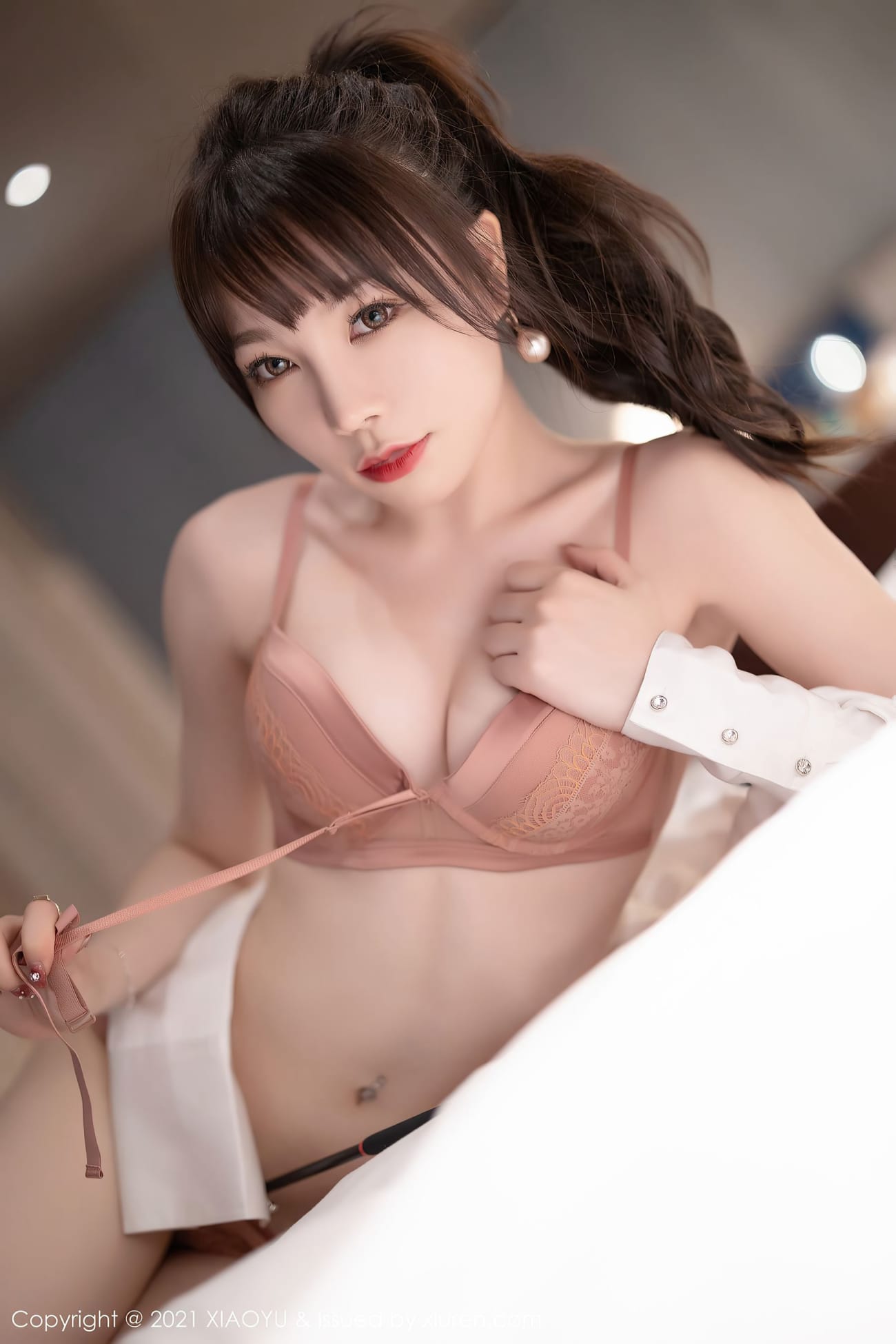 芝芝Booty - 白衬衫+黑丝OL主题私房写真