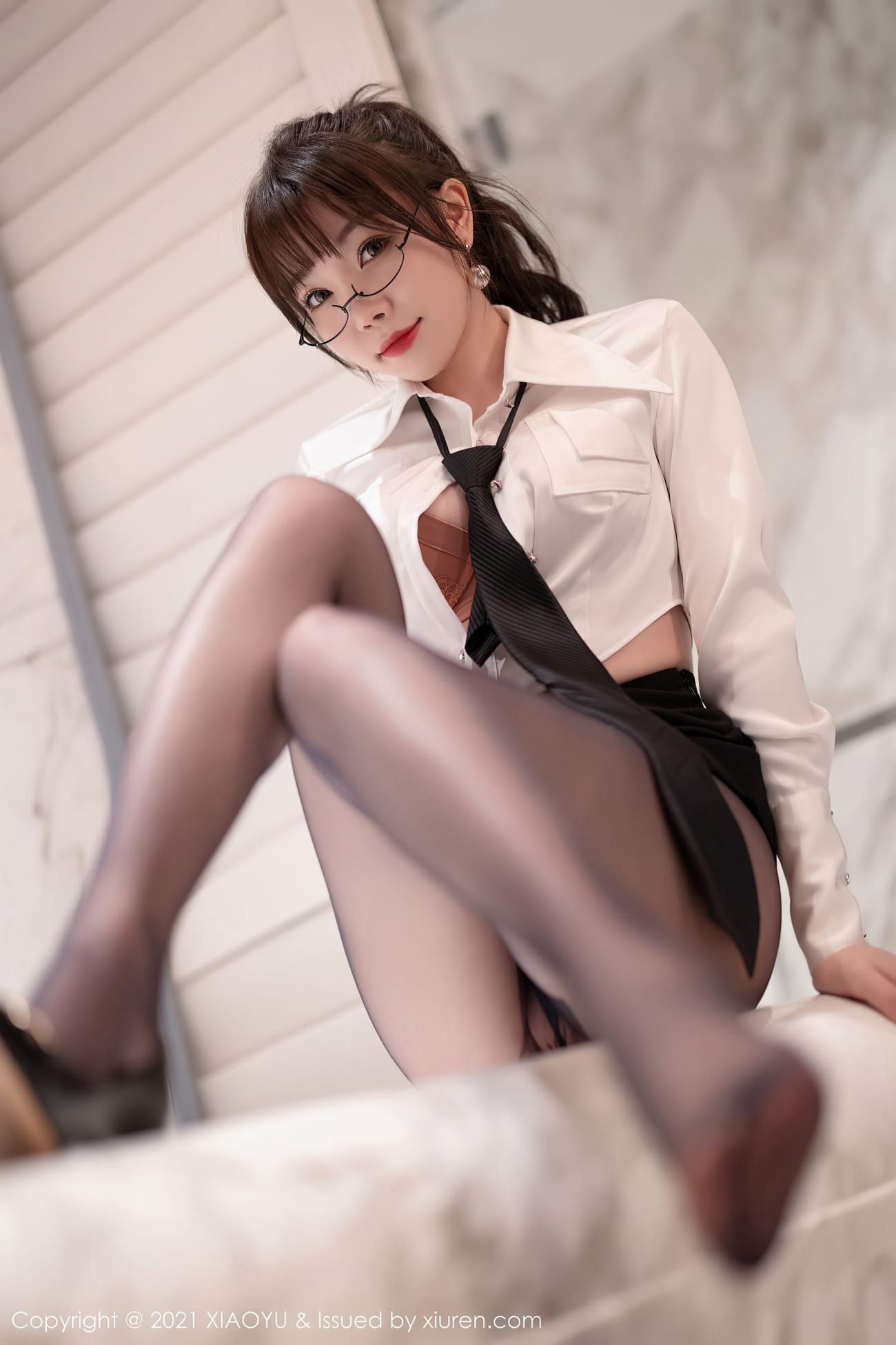 芝芝Booty - 白衬衫+黑丝OL主题私房写真