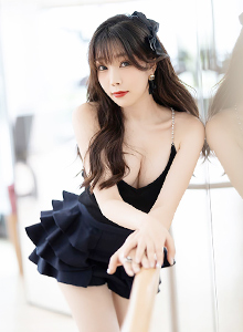 [秀人XiuRen] No.4840 女神芝芝Booty - 深色连衣短裙+原色丝袜性感写真