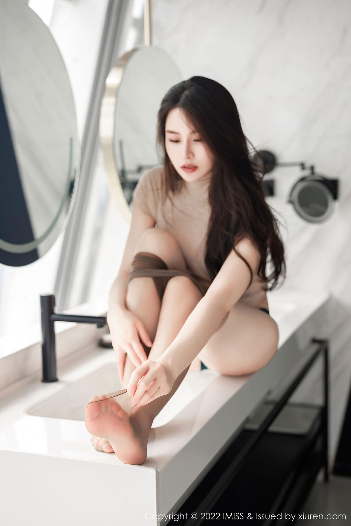 气质美女Vanessa - 收身短裙+原色丝袜性感写真