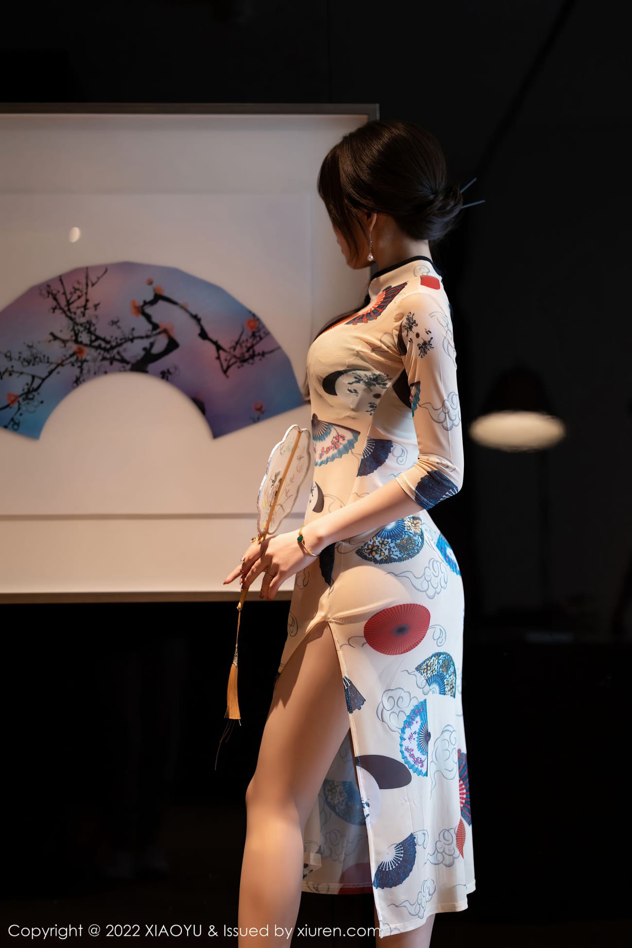 芝芝Booty - 白色旗袍+原色丝袜性感写真