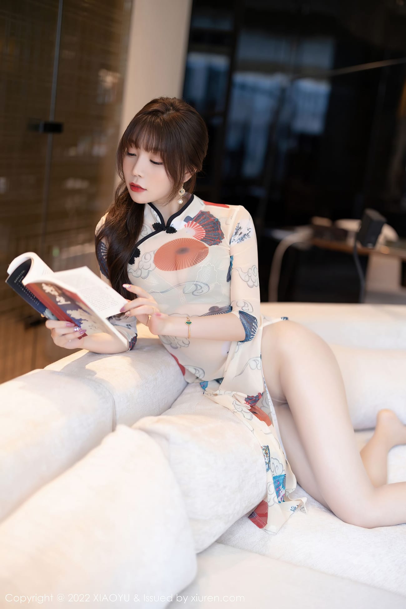 芝芝Booty - 白色旗袍+原色丝袜性感写真