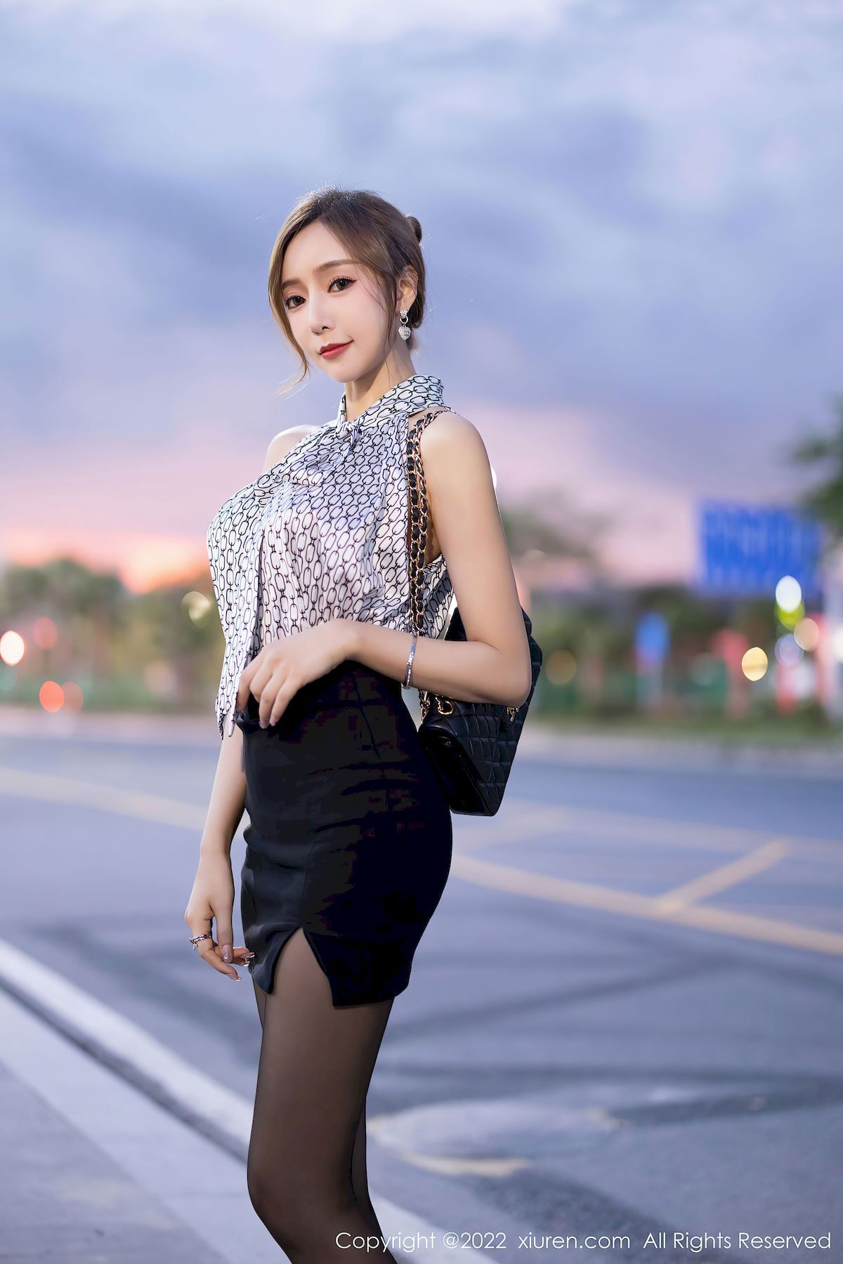 王馨瑶yanni - 露肩上衣+黑色短裙性感写真