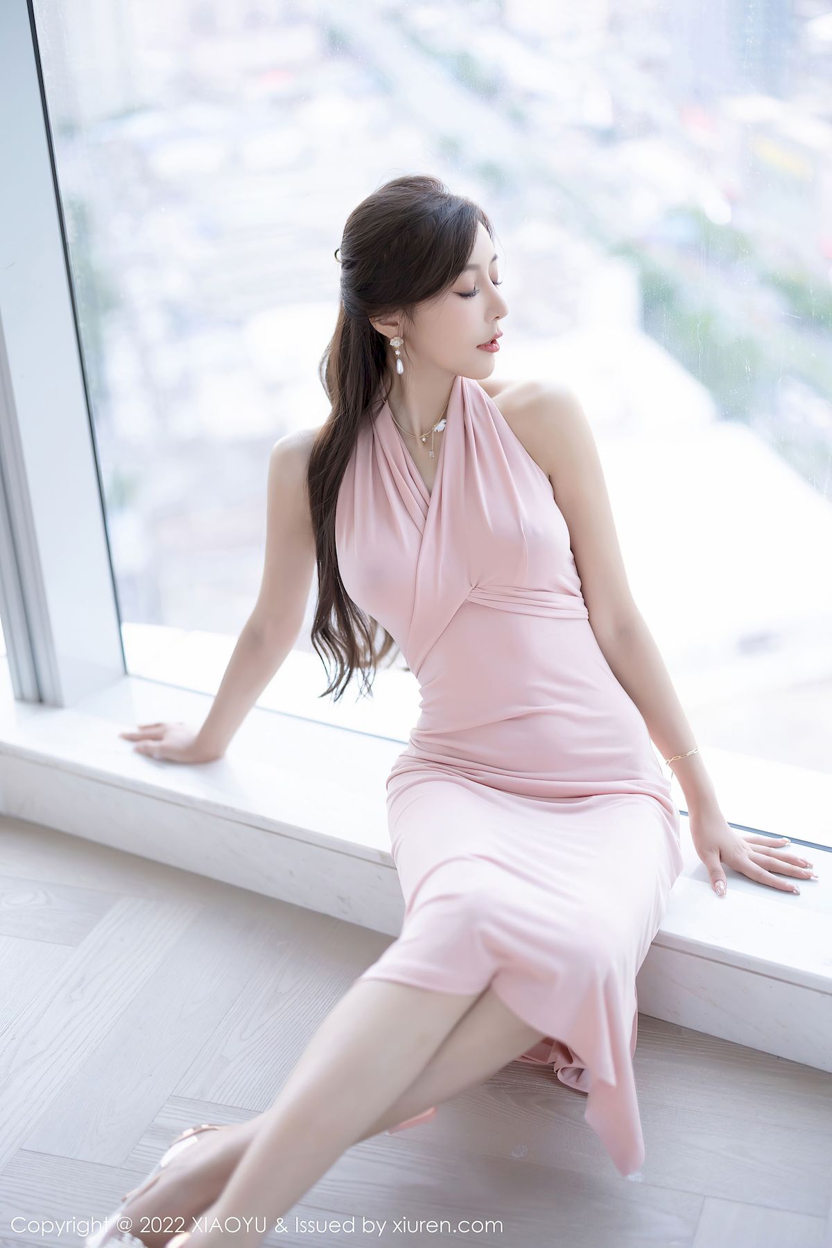 王馨瑶yanni - 粉色长裙+诱人黑丝性感写真