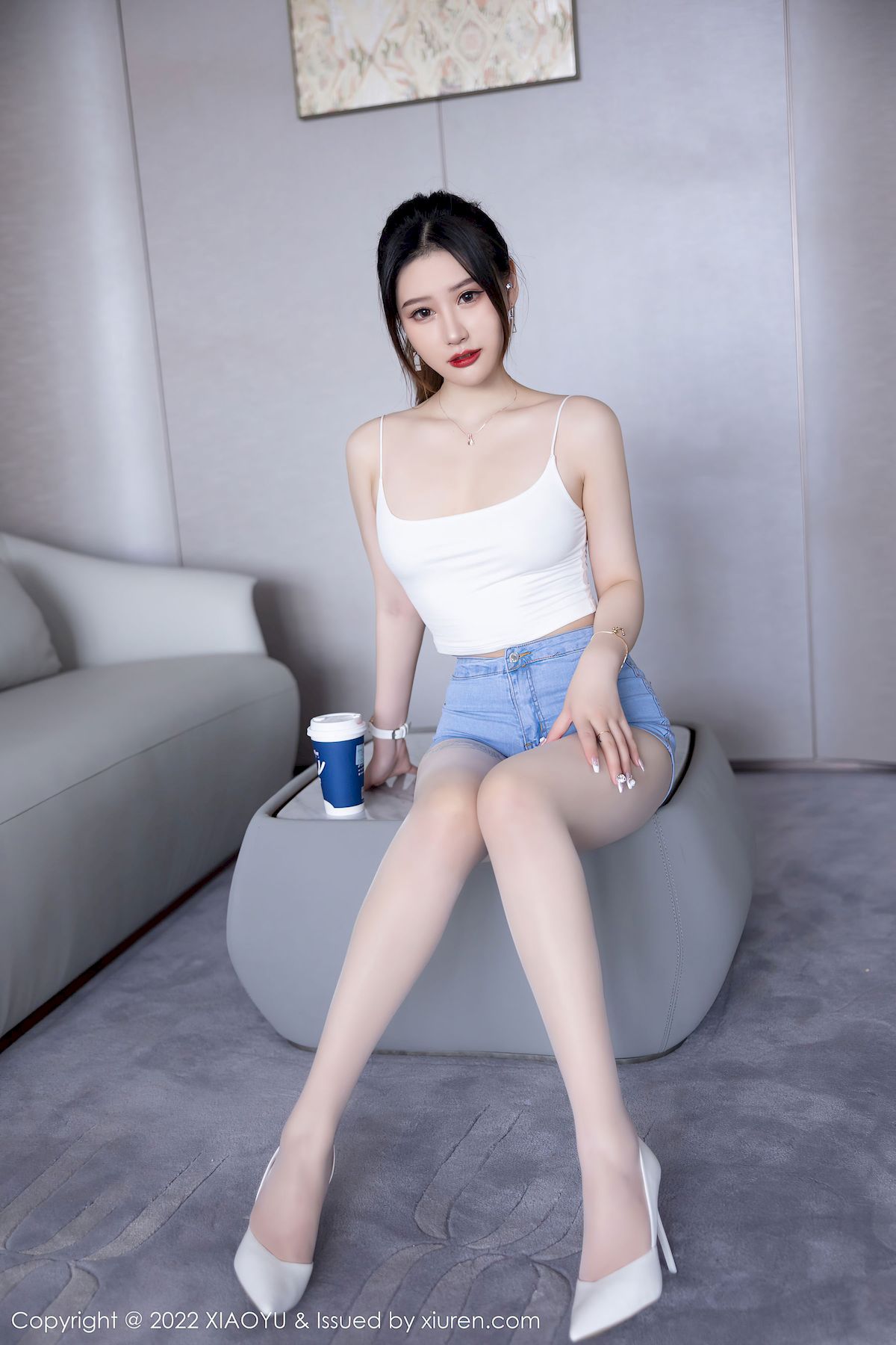 张欣欣 - 白色吊带上衣+牛仔短裤性感写真