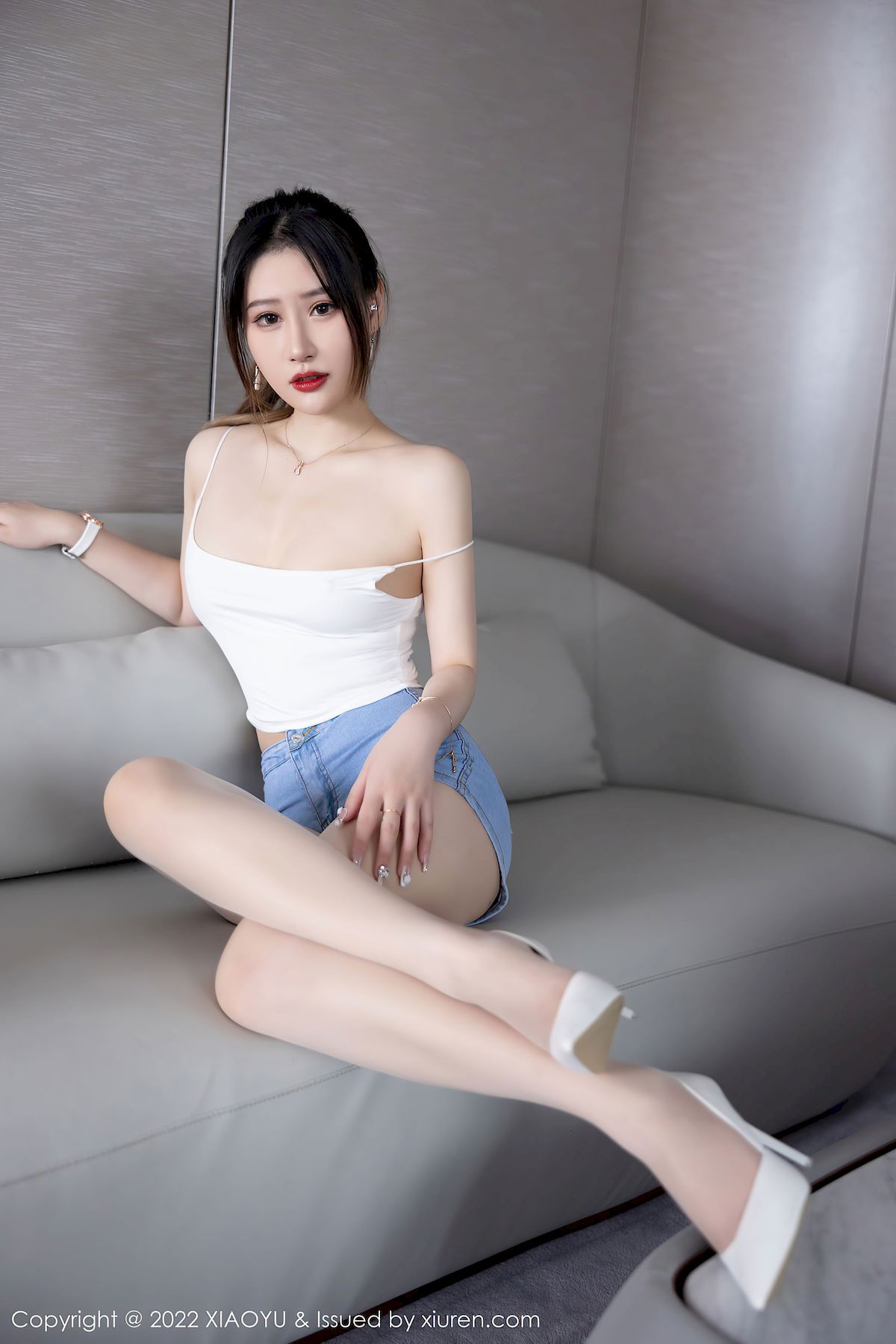 张欣欣 - 白色吊带上衣+牛仔短裤性感写真