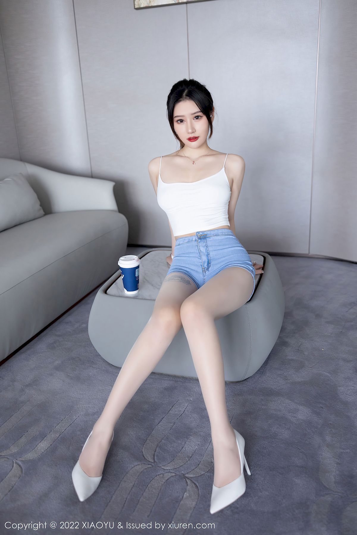 张欣欣 - 白色吊带上衣+牛仔短裤性感写真