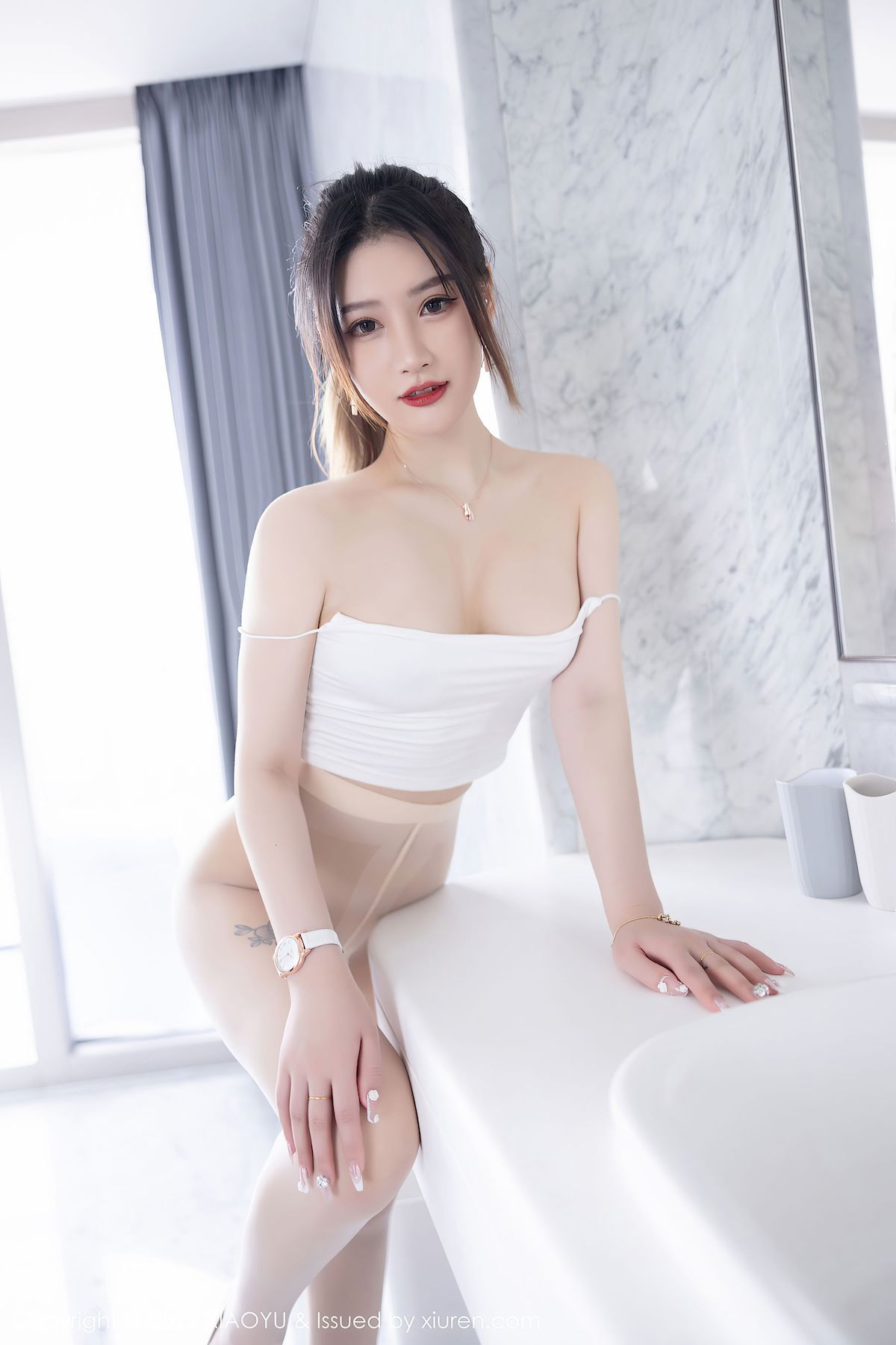 张欣欣 - 白色吊带上衣+牛仔短裤性感写真