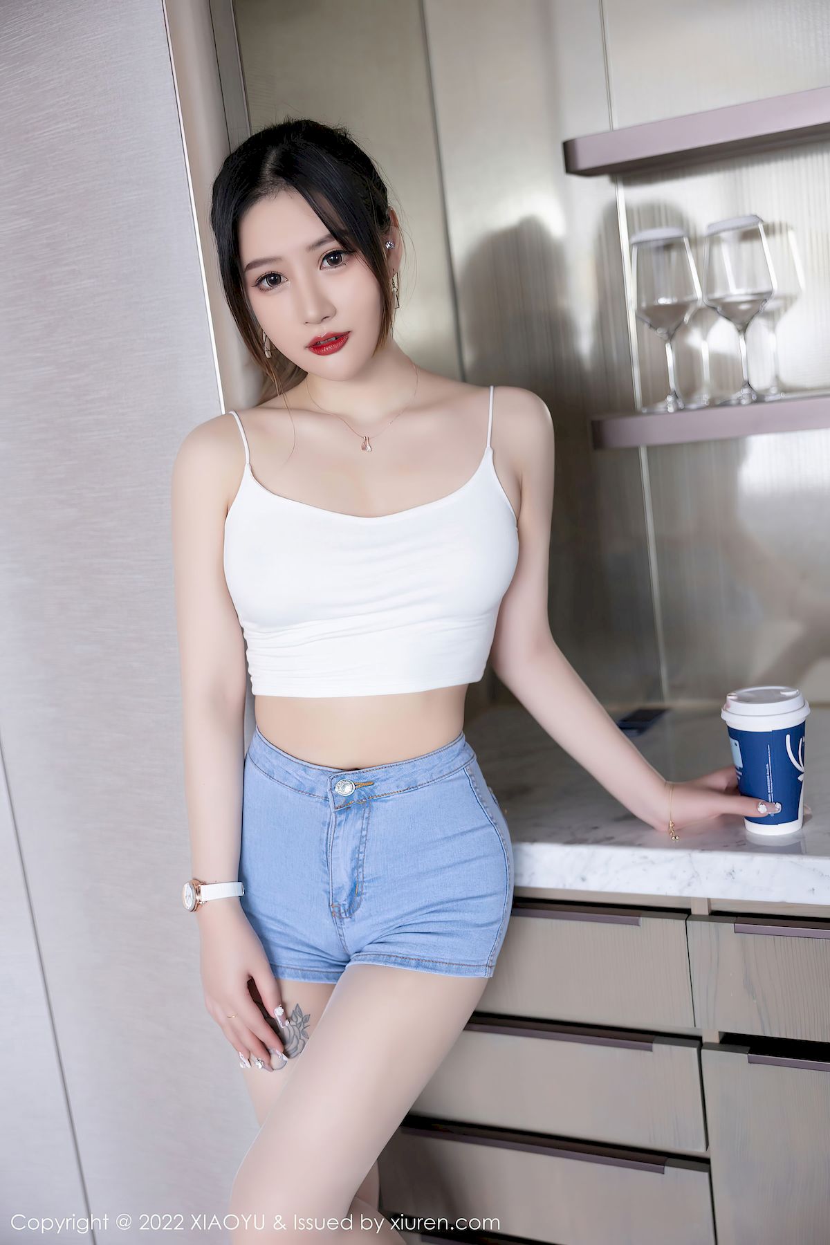 张欣欣 - 白色吊带上衣+牛仔短裤性感写真