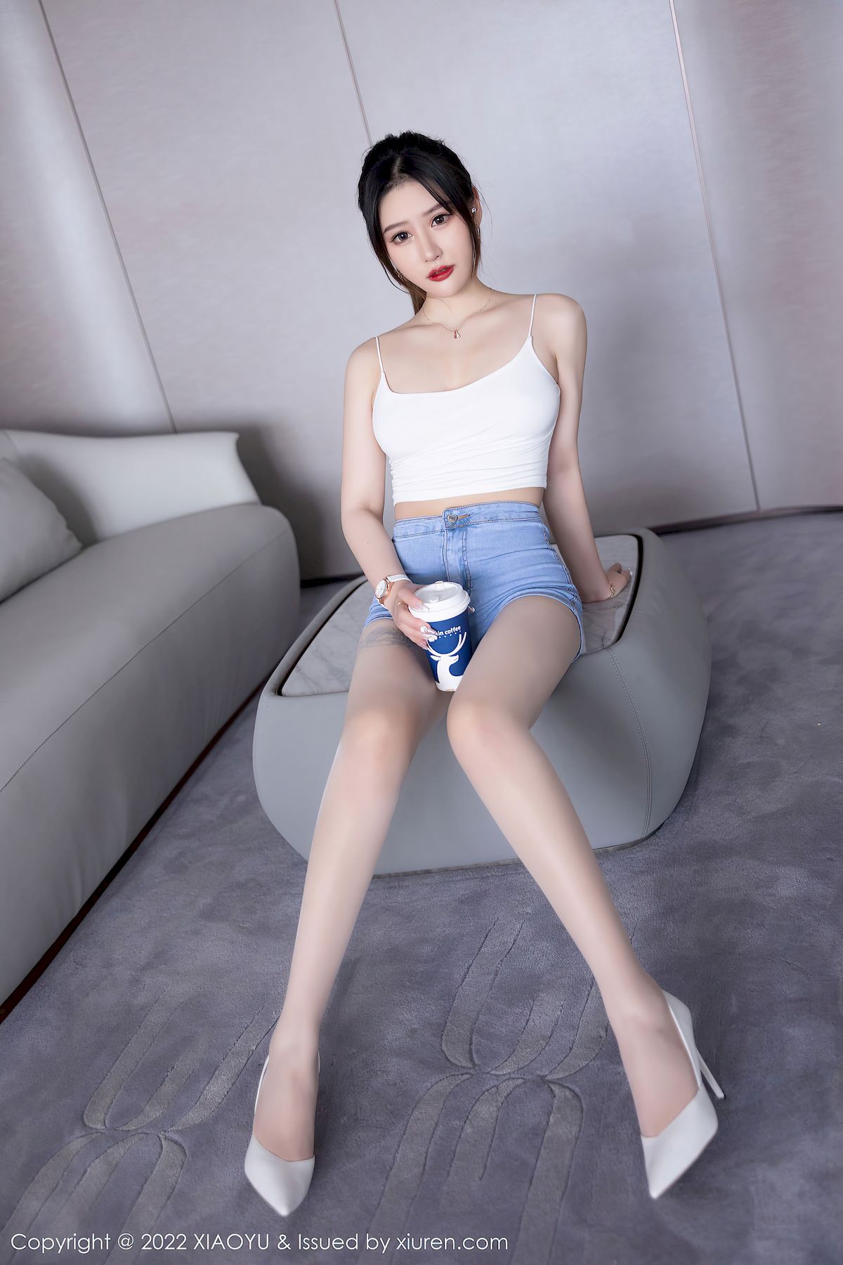 张欣欣 - 白色吊带上衣+牛仔短裤性感写真