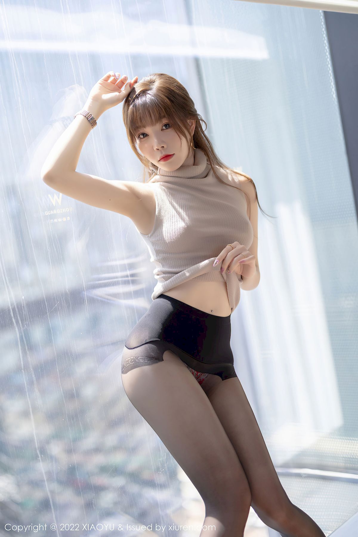 芝芝Booty - 杏色上衣+诱人黑丝性感写真