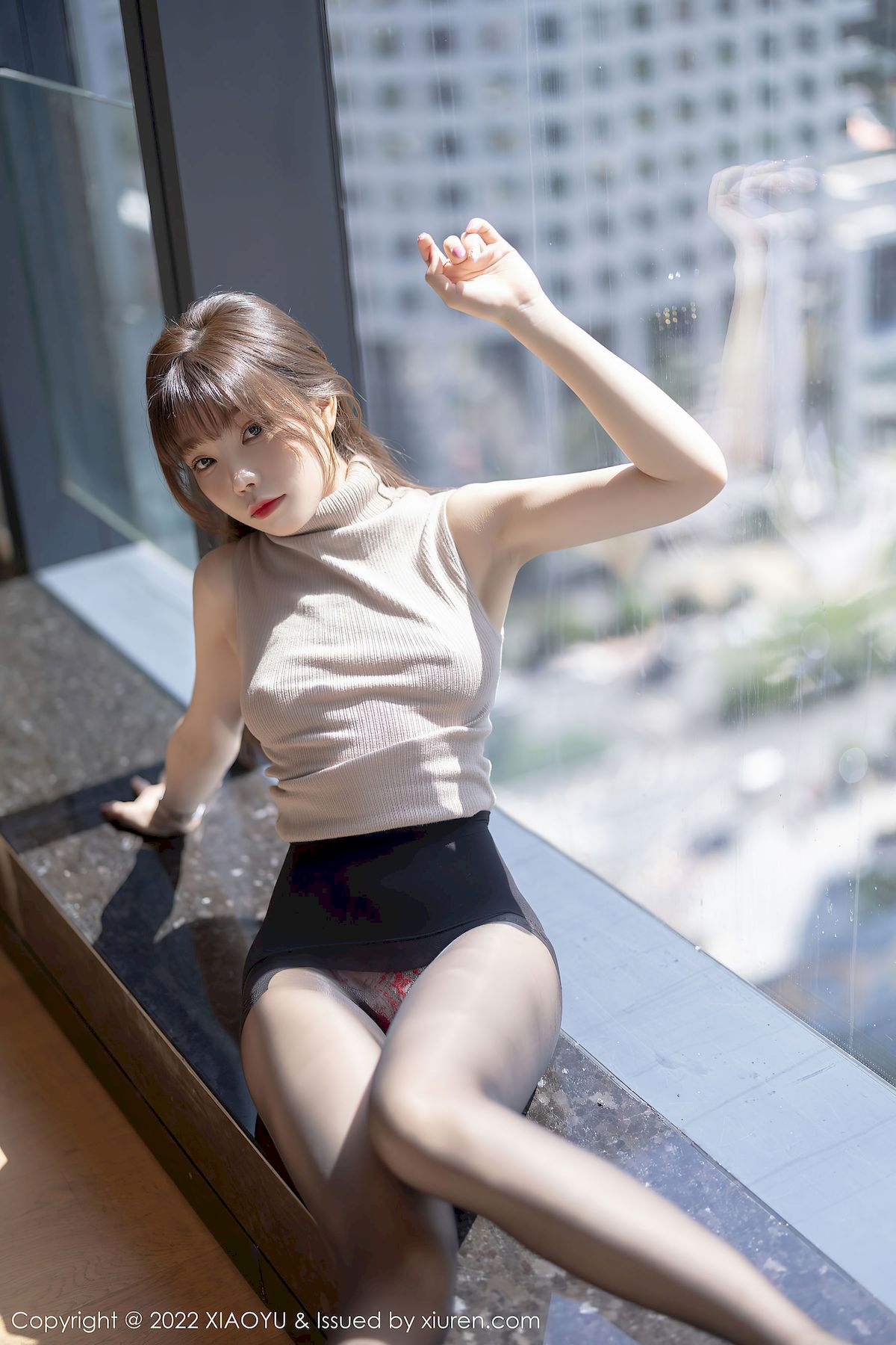 芝芝Booty - 杏色上衣+诱人黑丝性感写真