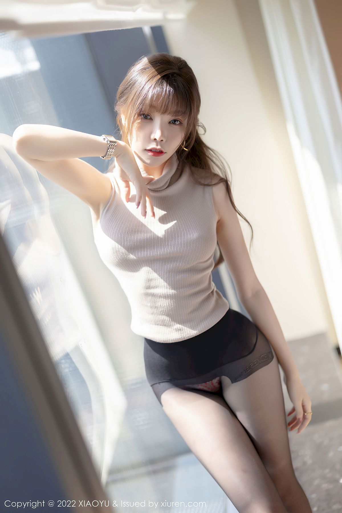 芝芝Booty - 杏色上衣+诱人黑丝性感写真