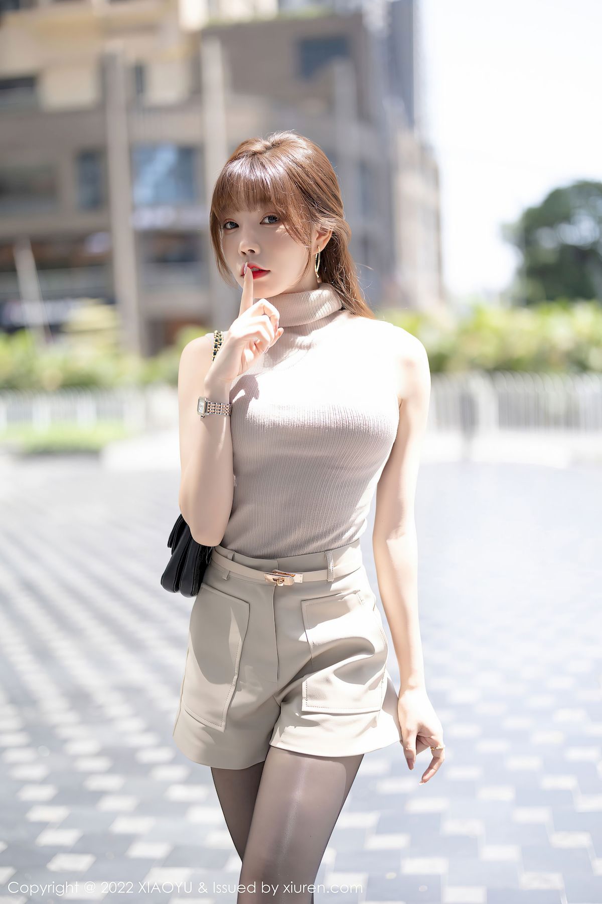 芝芝Booty - 杏色上衣+诱人黑丝性感写真