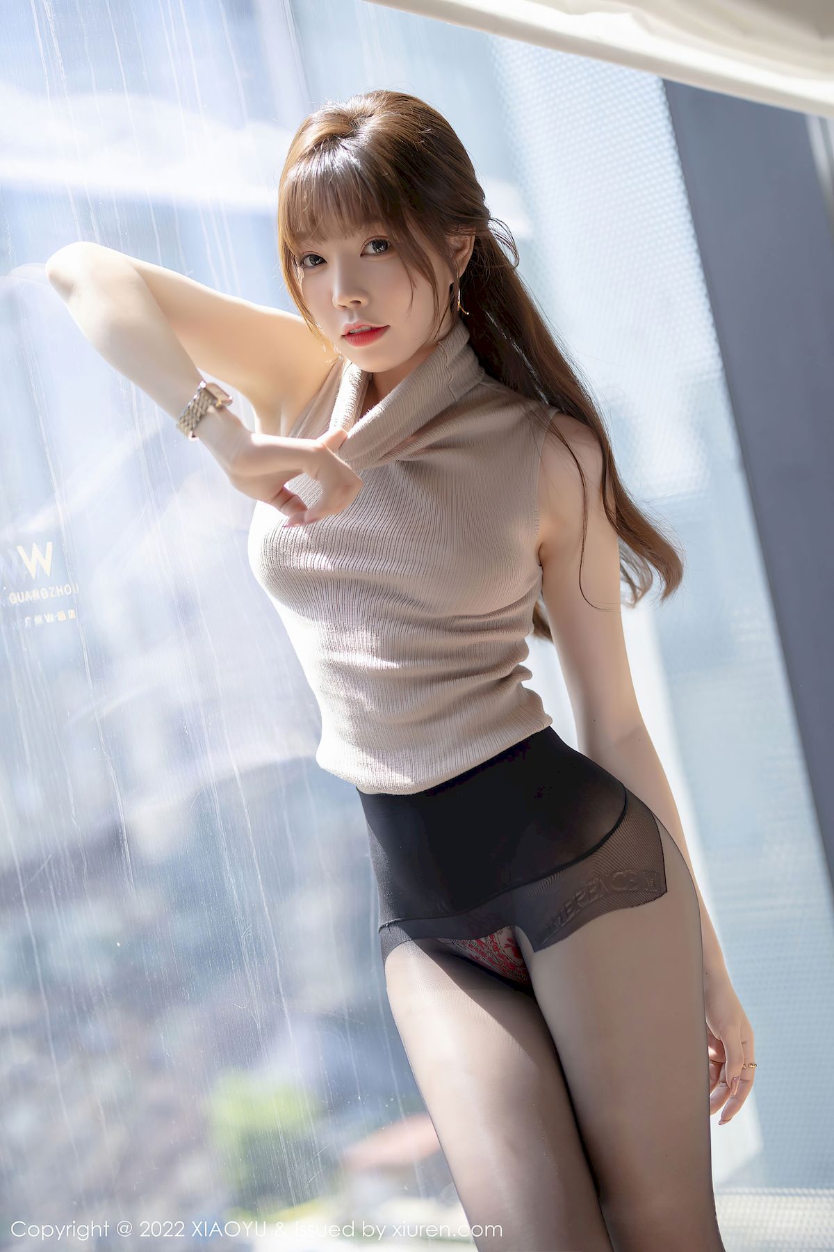 芝芝Booty - 杏色上衣+诱人黑丝性感写真