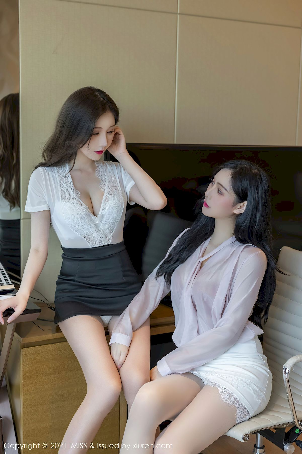 Lavinia肉肉&LindaLinda - 都市OL+丝袜系列写真