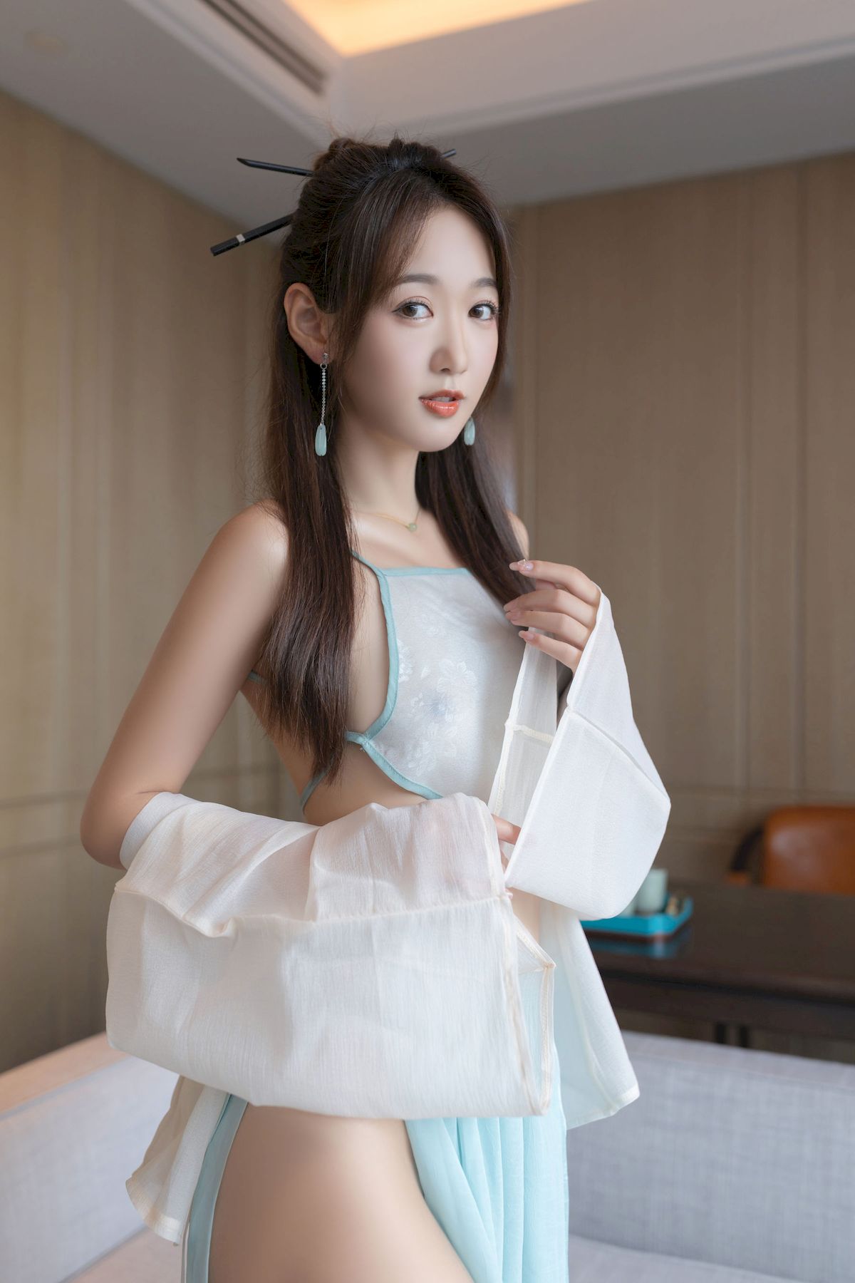 唐安琪 - 素色古装+情趣服饰户外场景写真