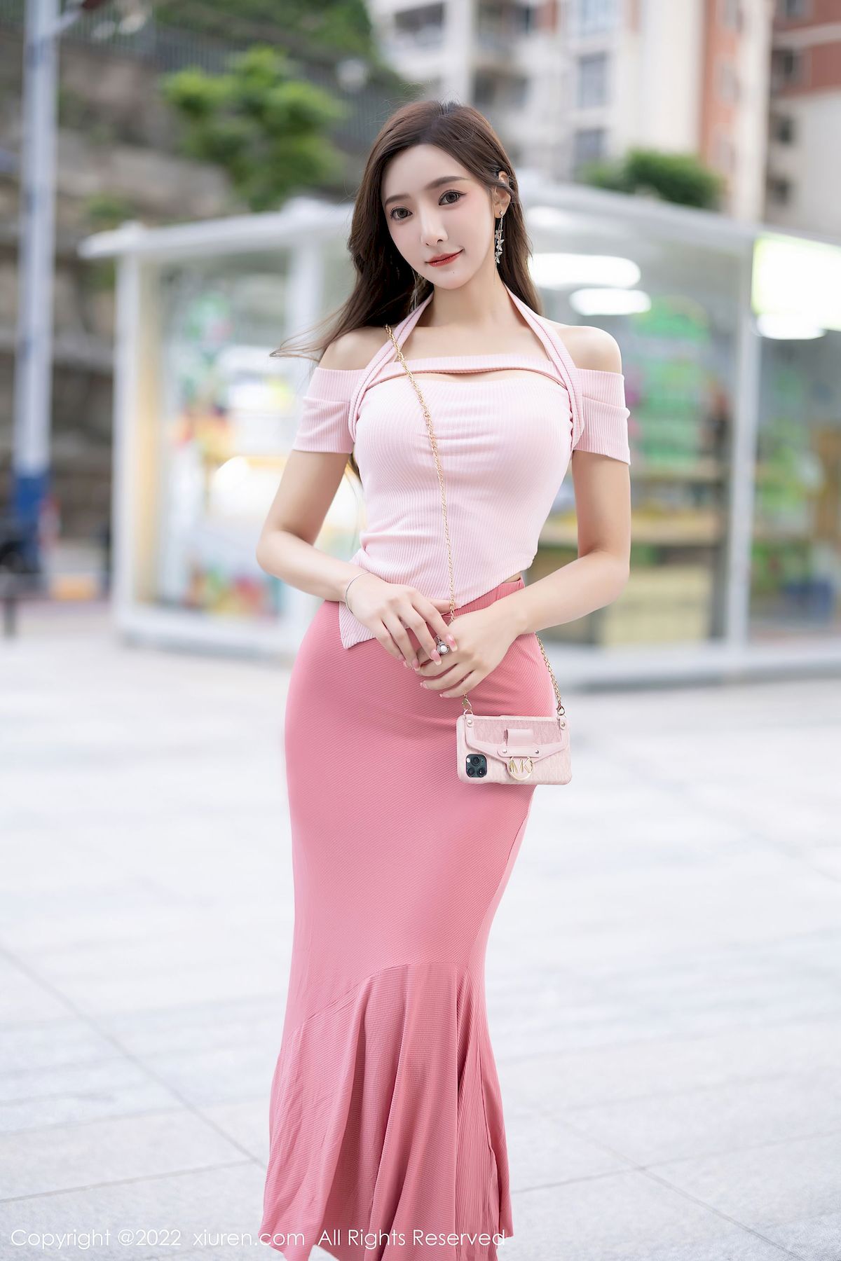 王馨瑶yanni - 粉色露肩上衣+粉色长裙性感写真