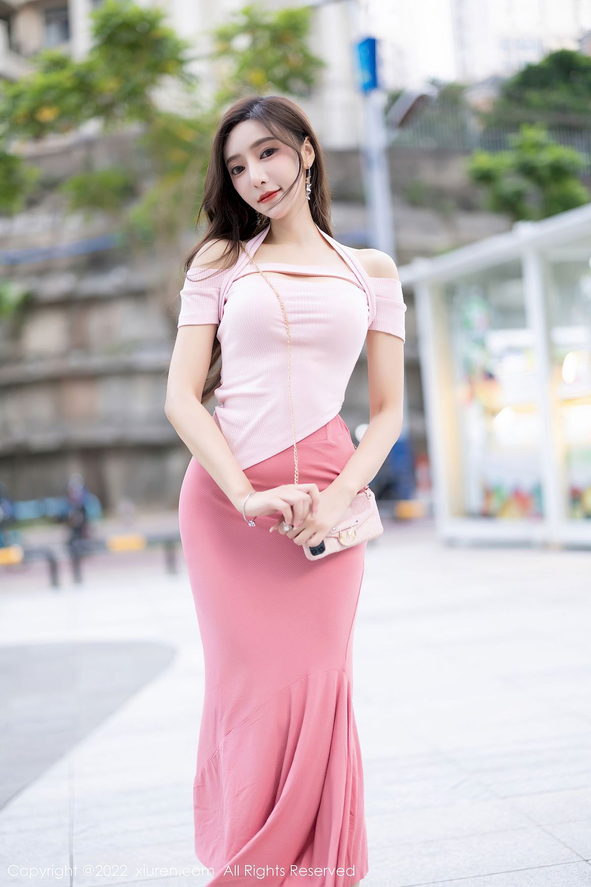 王馨瑶yanni - 粉色露肩上衣+粉色长裙性感写真