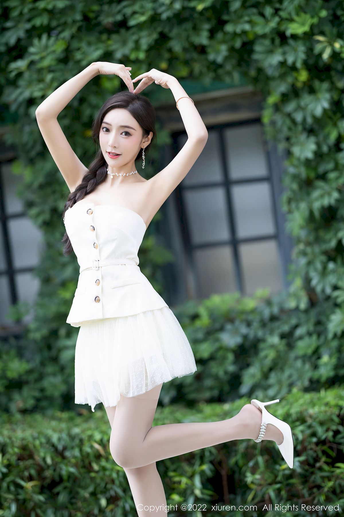 王馨瑶yanni - 白色露肩上衣+薄纱短裙性感写真