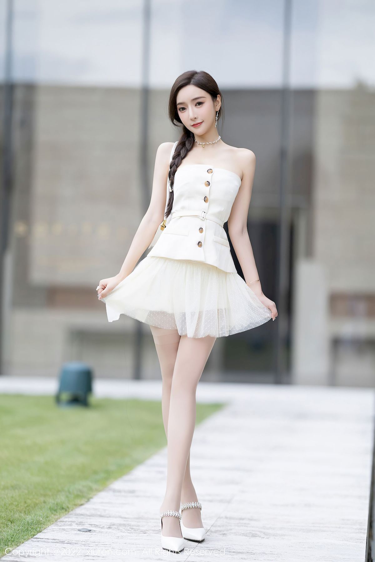 王馨瑶yanni - 白色露肩上衣+薄纱短裙性感写真
