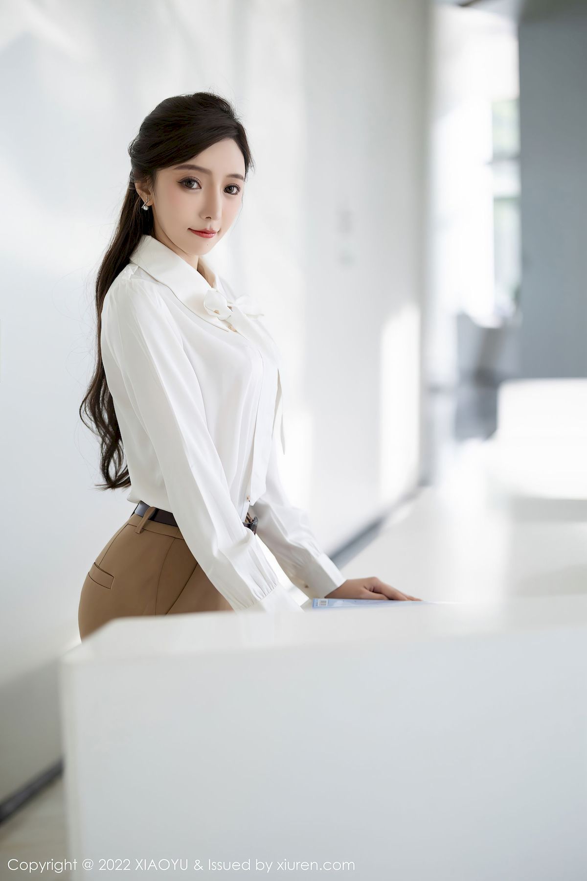 王馨瑶yanni - 白色上衣+杏色长裤性感写真