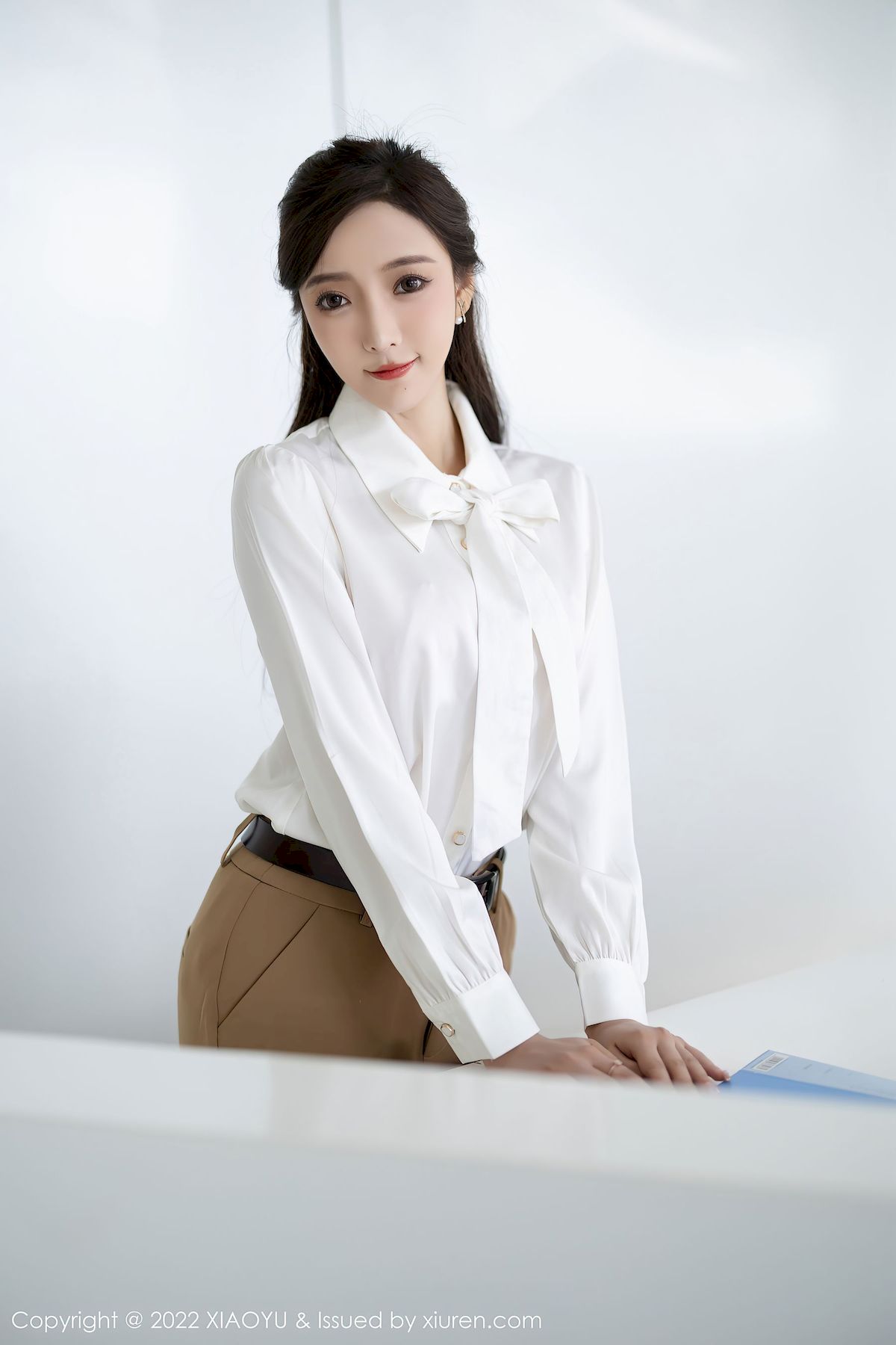 王馨瑶yanni - 白色上衣+杏色长裤性感写真