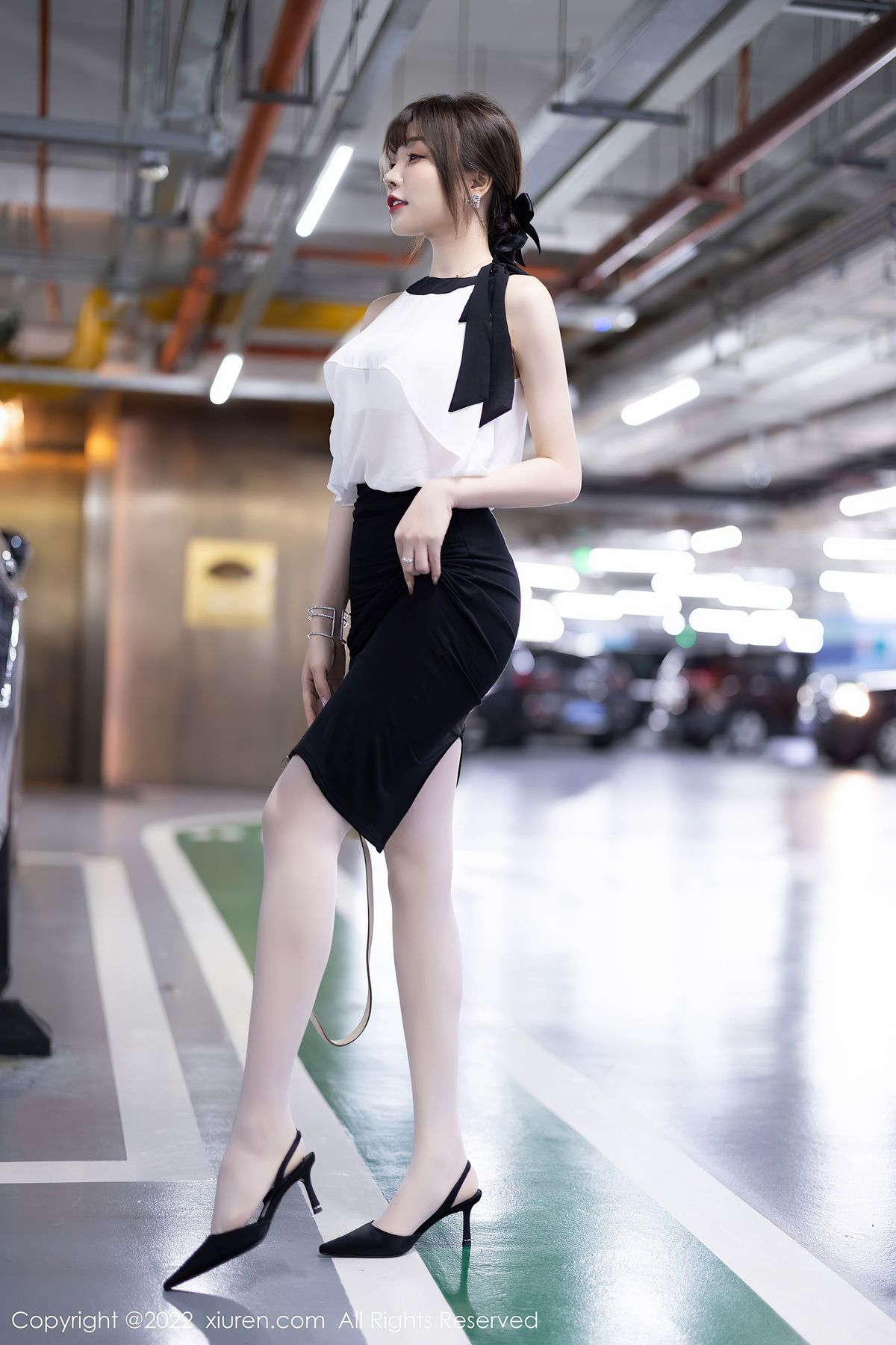 徐莉芝Booty - 白色上衣+黑色短裙性感写真