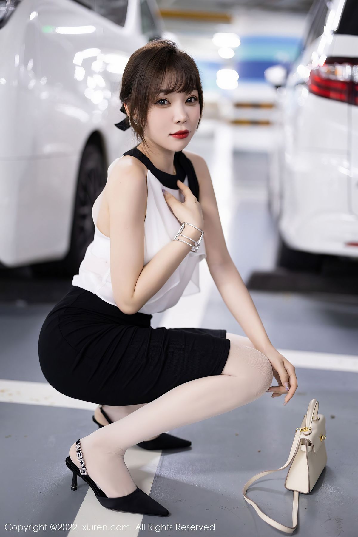 徐莉芝Booty - 白色上衣+黑色短裙性感写真