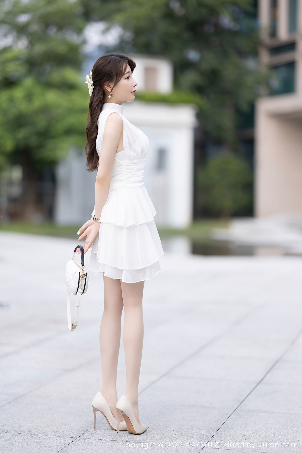 徐莉芝Booty - 白色长裙+原色丝袜私房写真