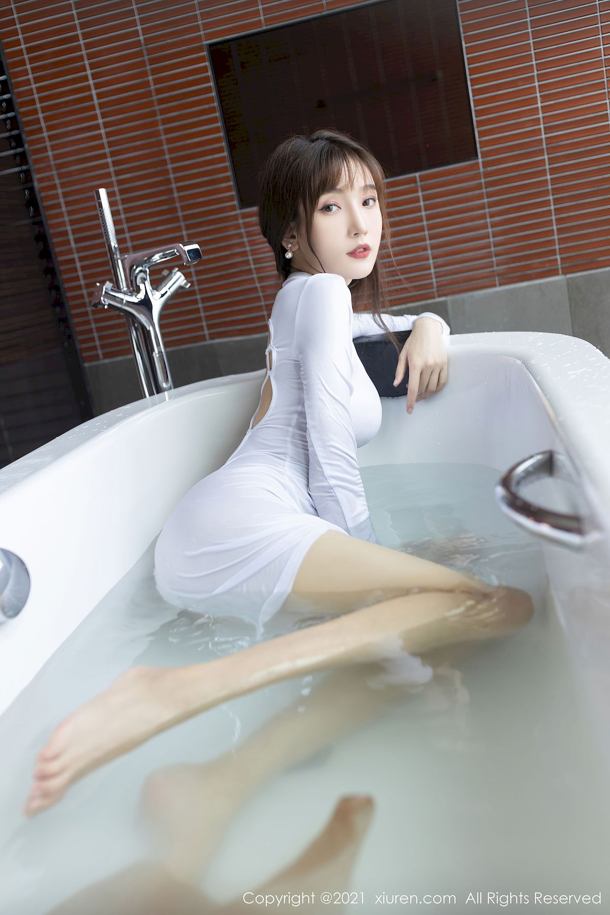 陆萱萱 - 洁白服饰+浴室主题性感写真