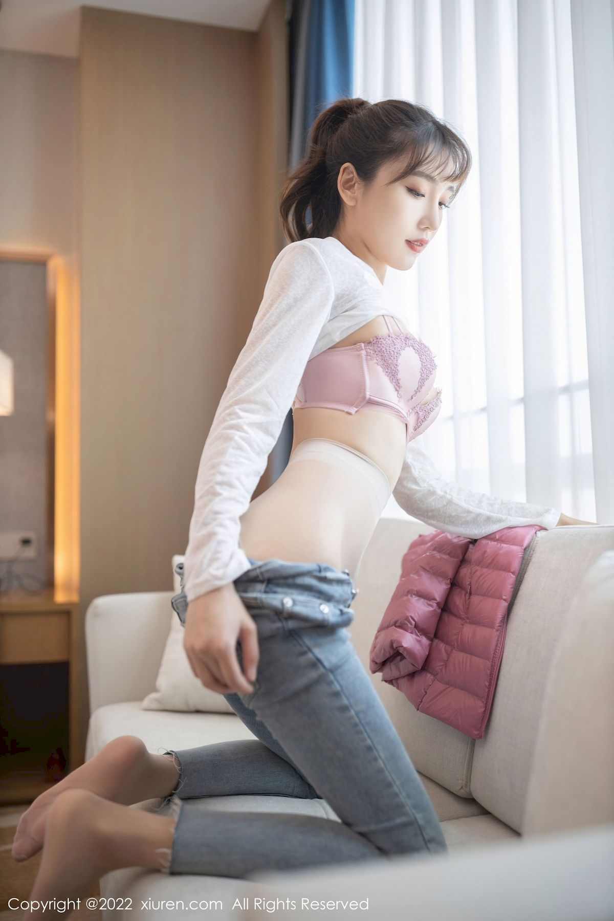 陆萱萱 - 粉色羽绒背心+外卖员主题性感写真