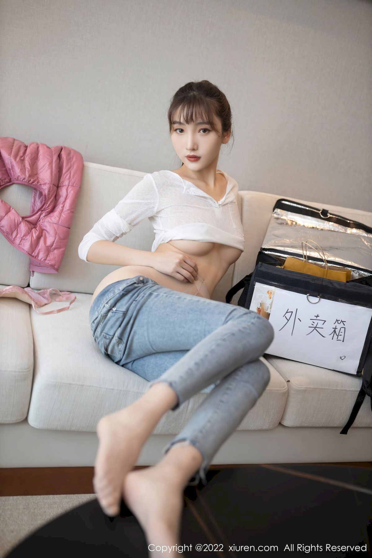 陆萱萱 - 粉色羽绒背心+外卖员主题性感写真