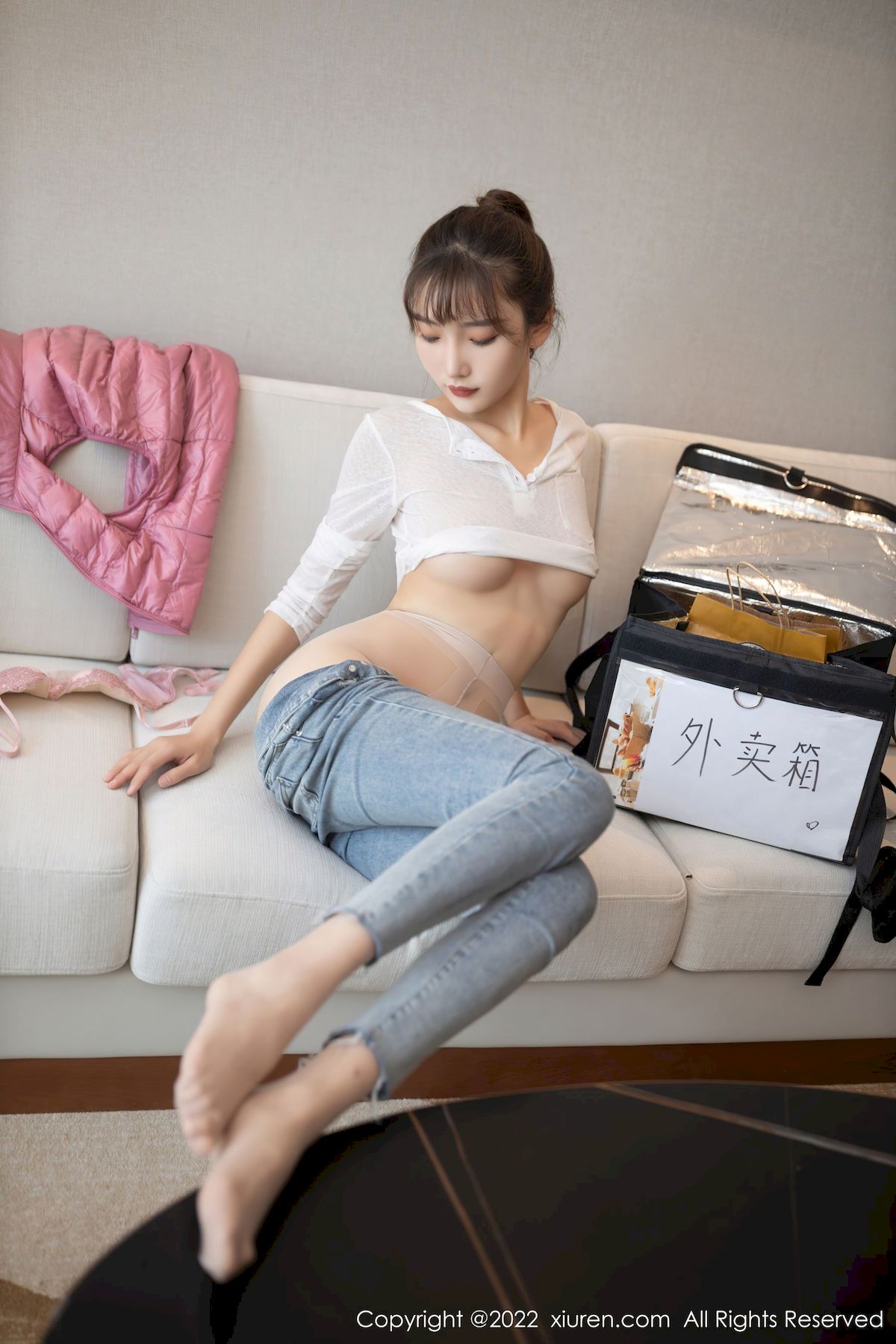 陆萱萱 - 粉色羽绒背心+外卖员主题性感写真
