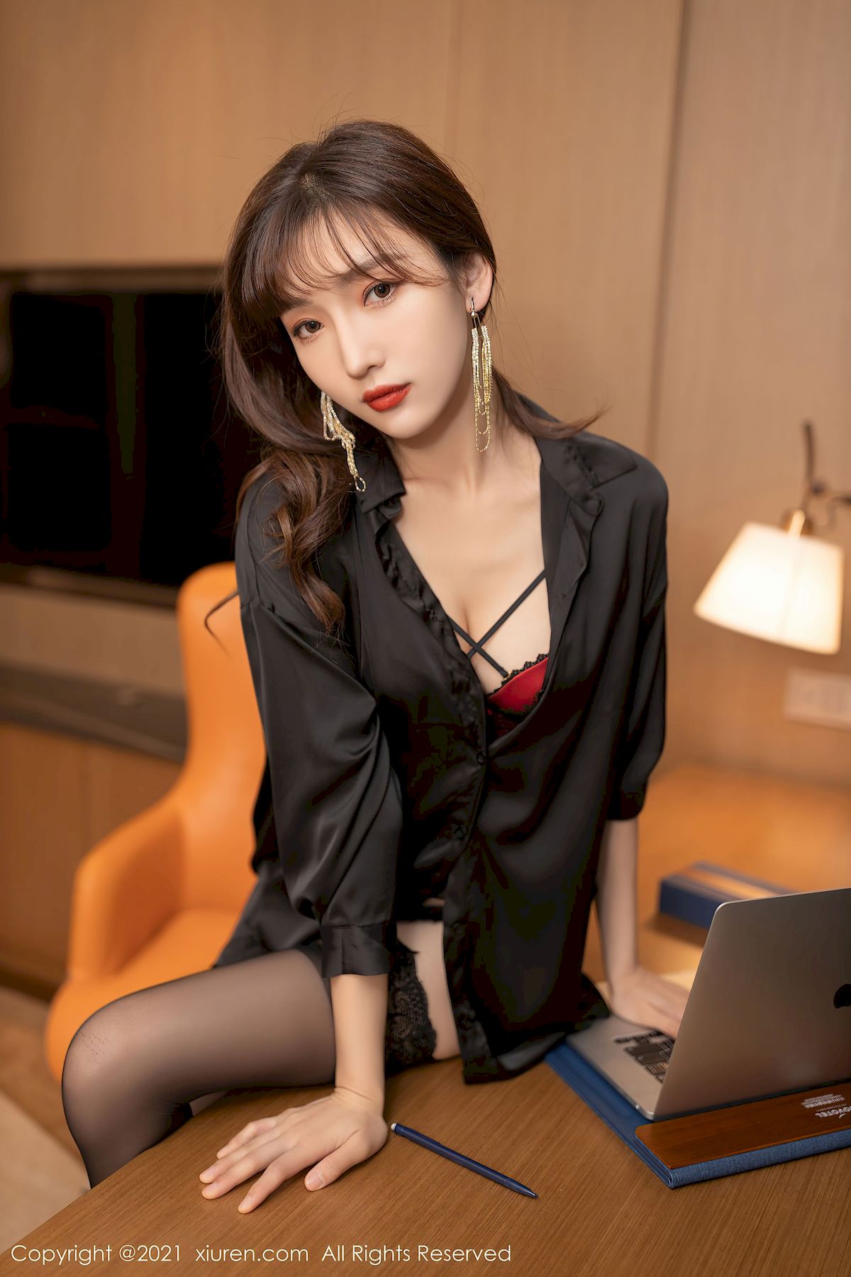 陆萱萱 - 黑色服饰+出差题材性感写真