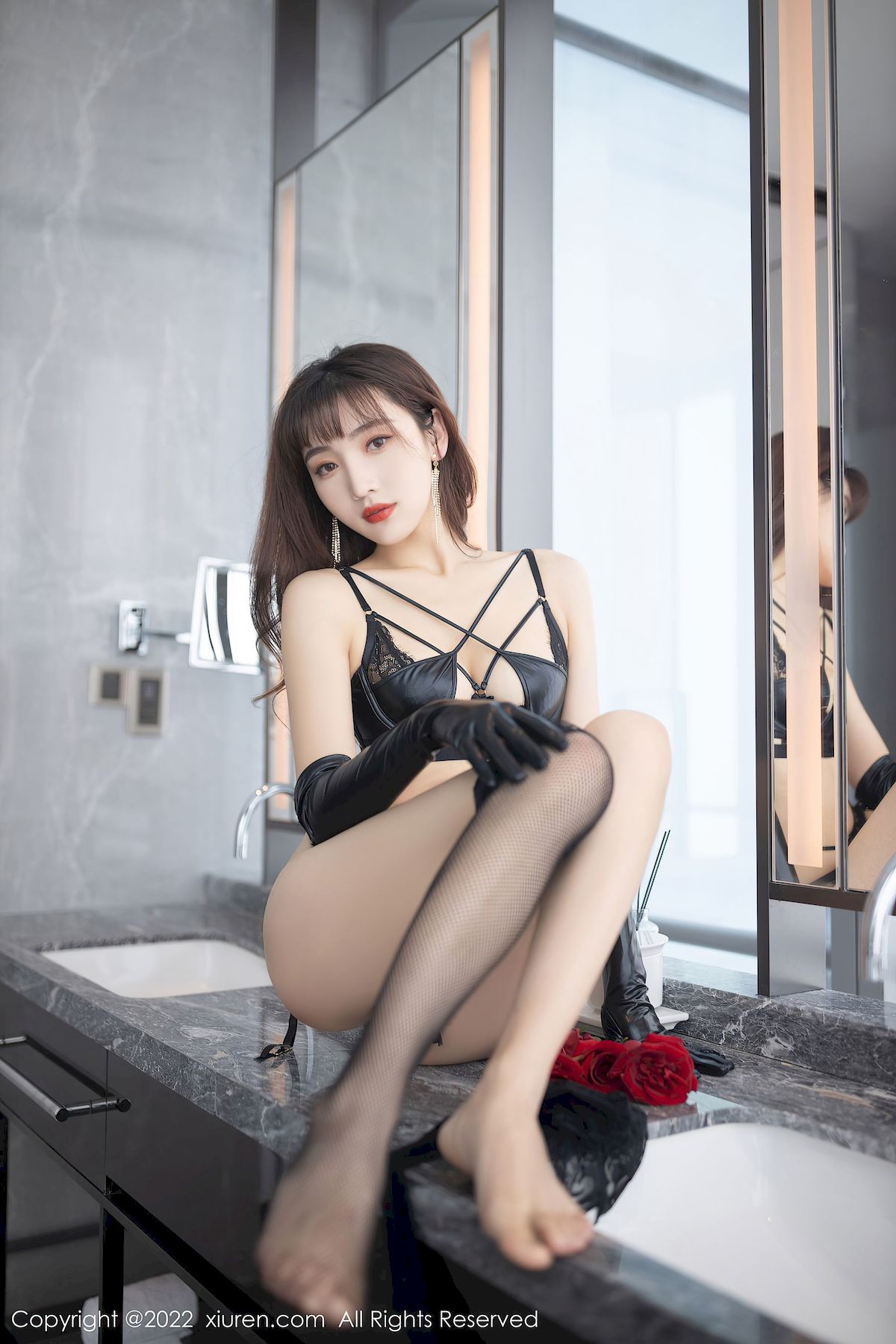 陆萱萱 - 黑丝情趣制服+酒店场景性感写真