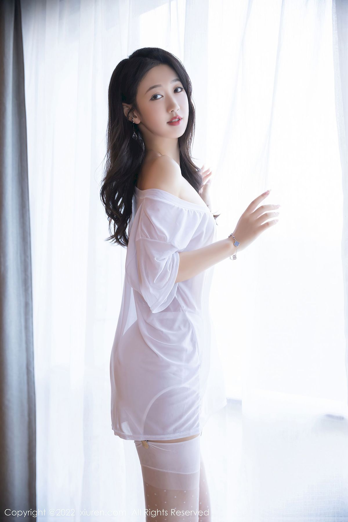 唐安琪 - 露肩连衣短裙+白色丝袜性感写真