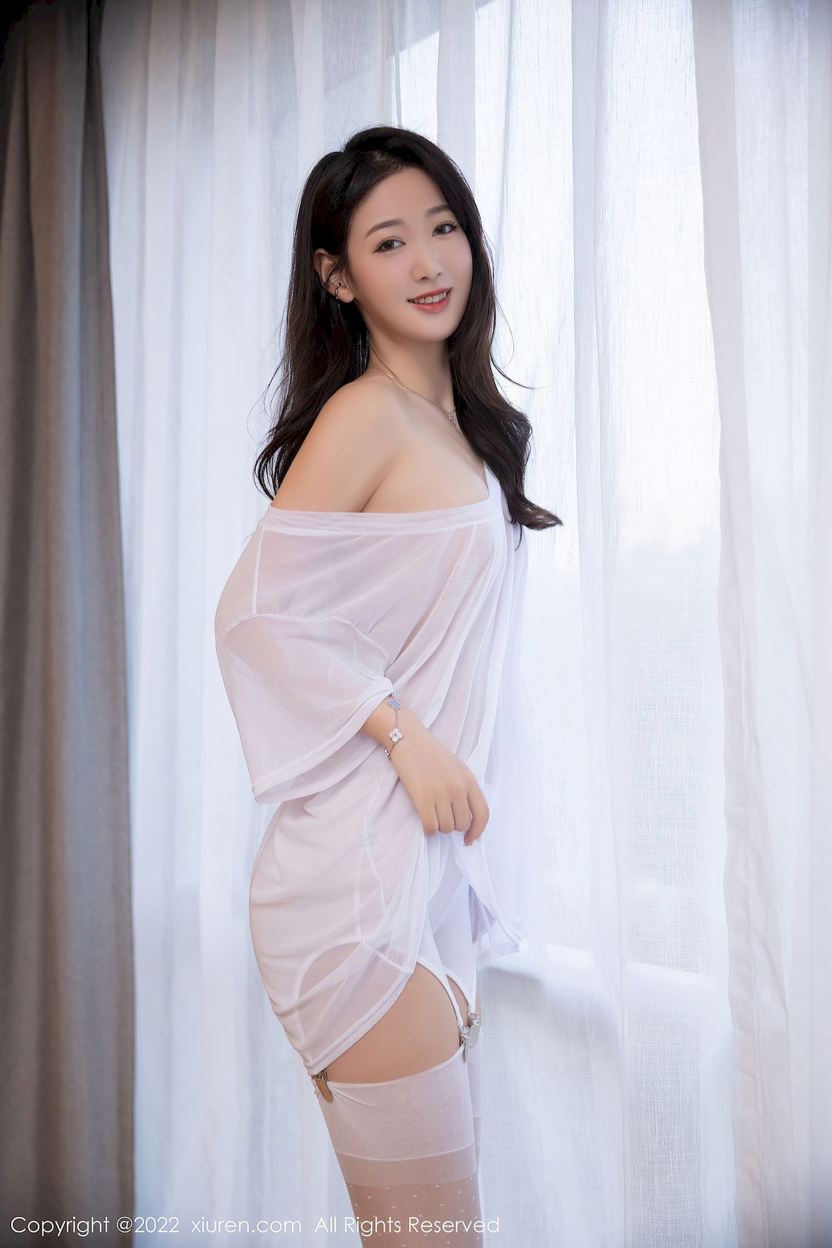 唐安琪 - 露肩连衣短裙+白色丝袜性感写真