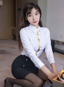 [秀人Xiuren] No.5183 模特陆萱萱 - 职场OL+暗红色格子裙性感旅拍