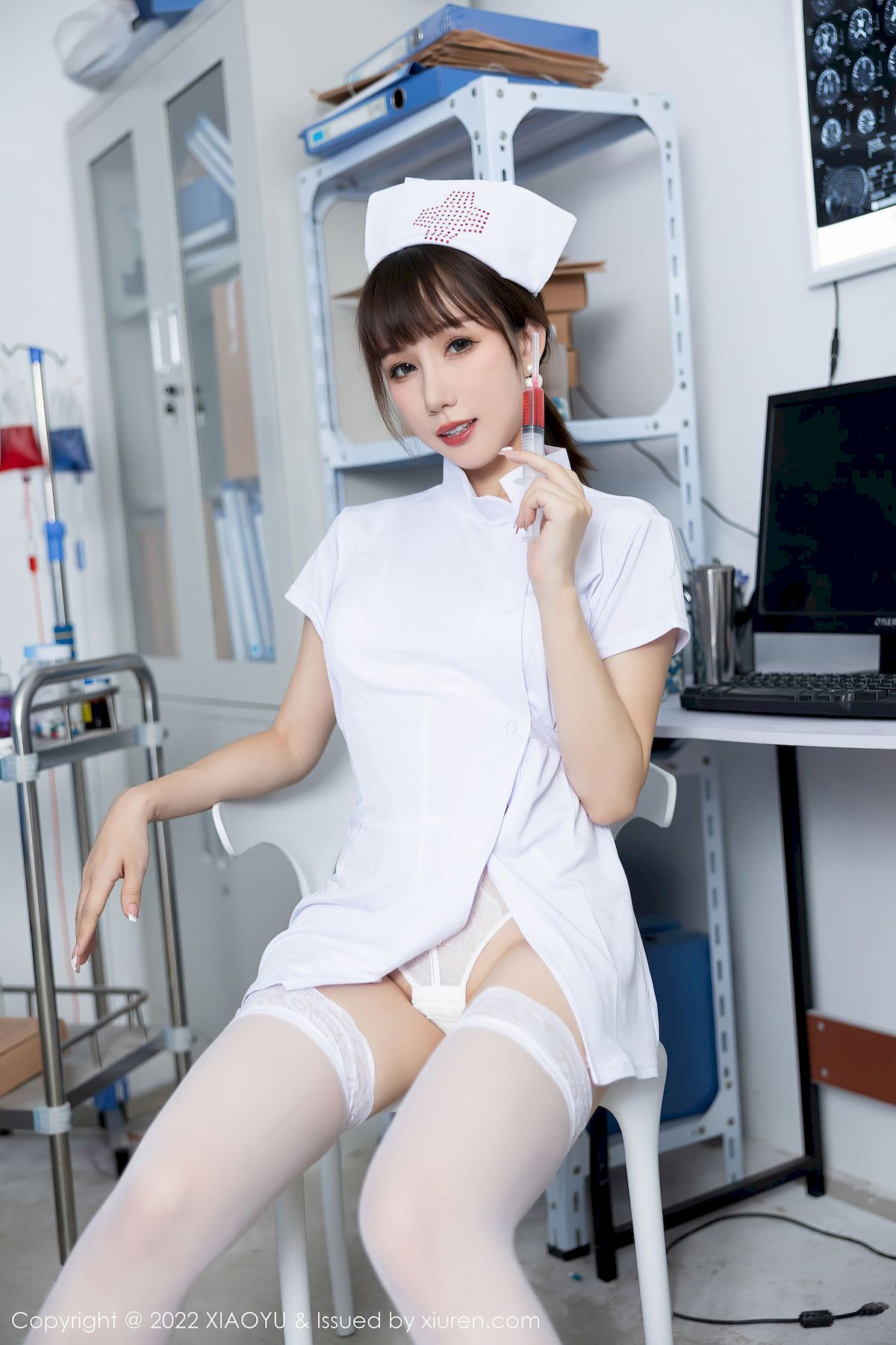 波巧酱 - 护士制服+白色丝袜性感写真