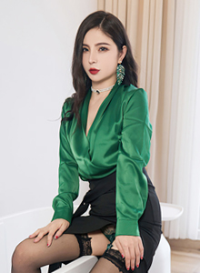 [秀人XiuRen] No.5153 模特小蛮妖Yummy - 墨绿色上衣+黑色短裙性感写真