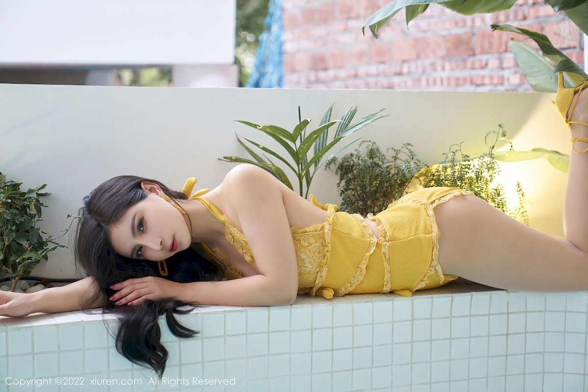 小蛮妖Yummy - 黄色泳衣+泳池场景私房写真