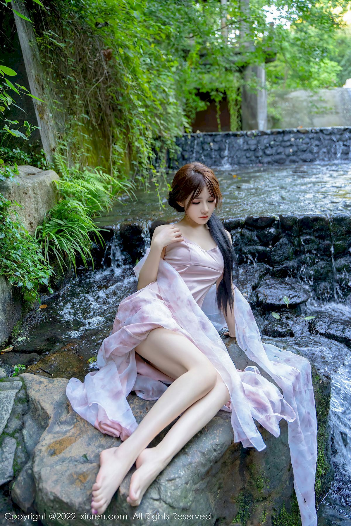 婠婠么 - 淡紫色吊裙+曼妙身材性感写真