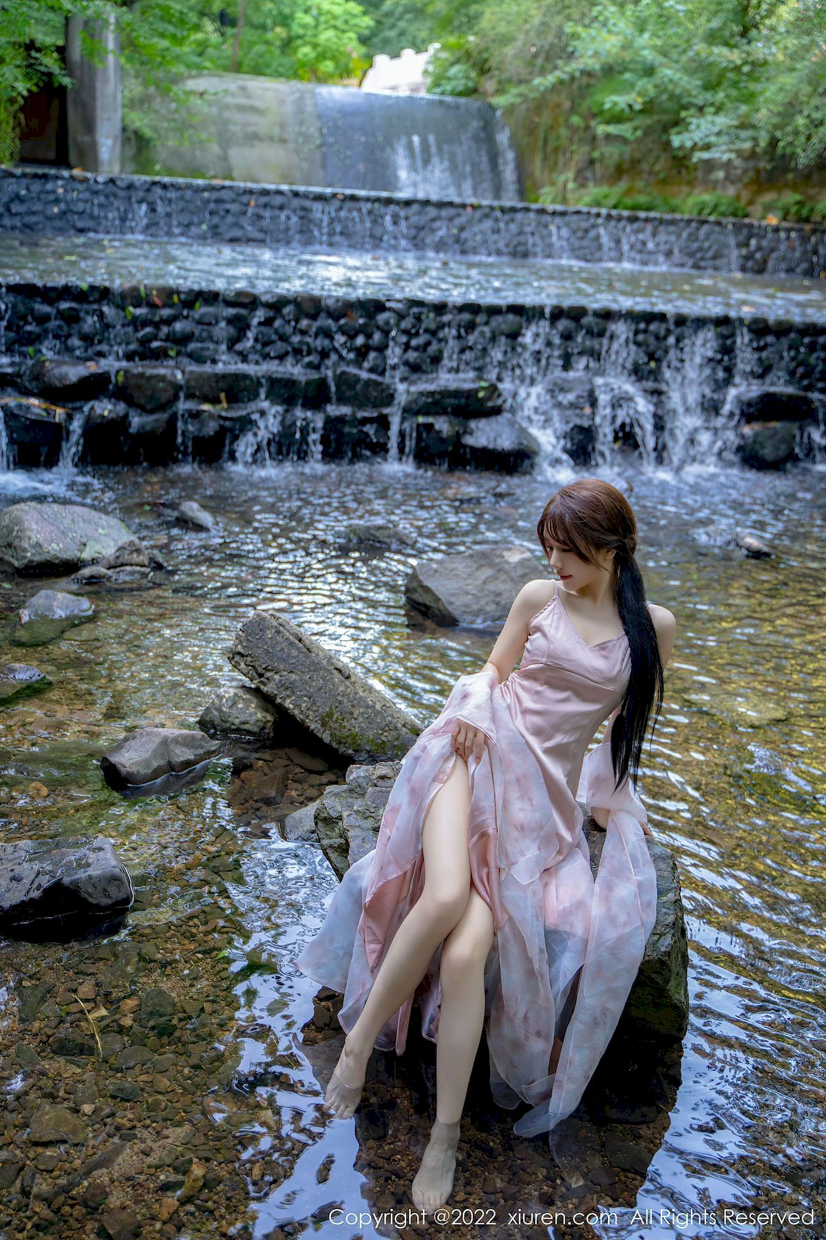 婠婠么 - 淡紫色吊裙+曼妙身材性感写真