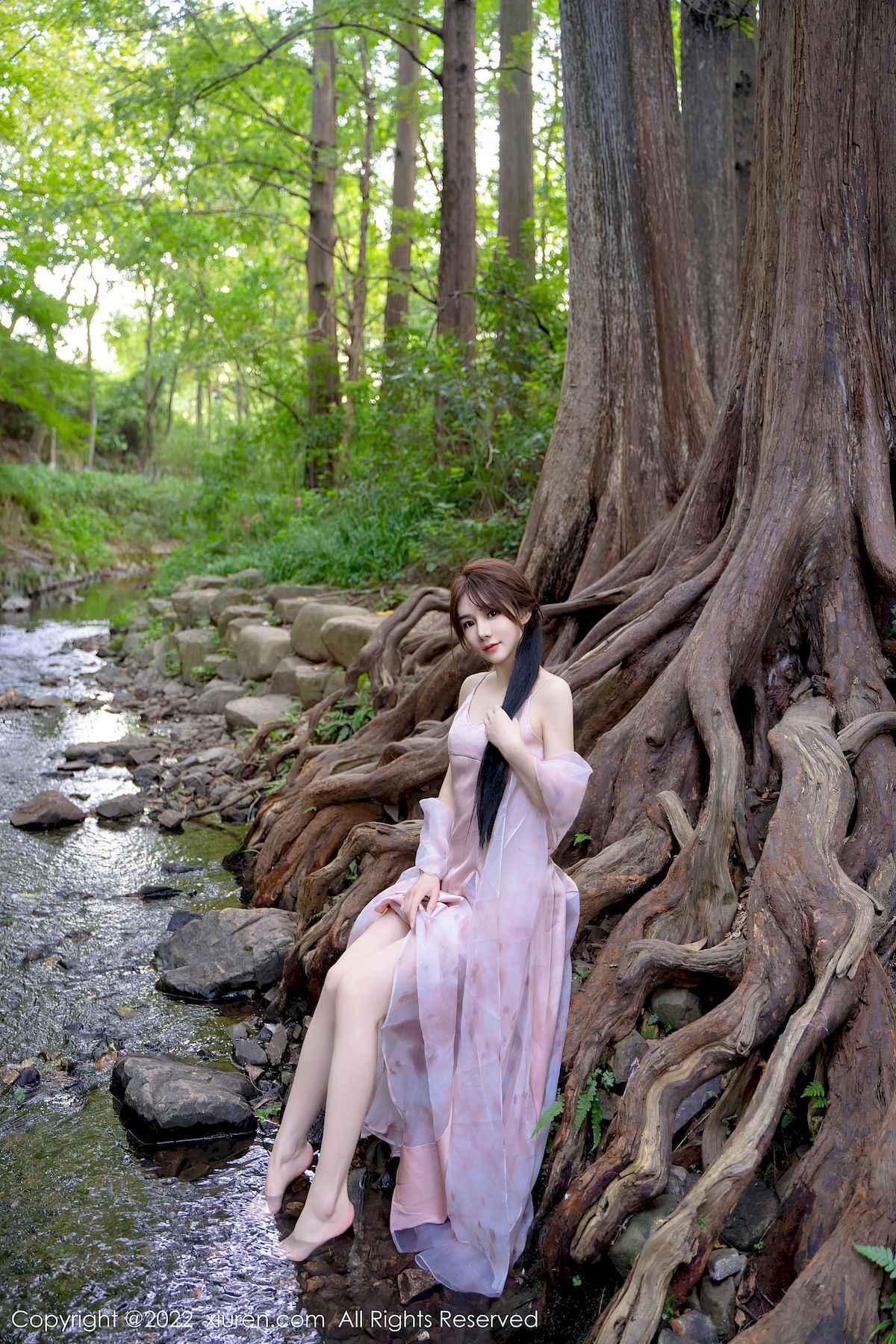 婠婠么 - 淡紫色吊裙+曼妙身材性感写真