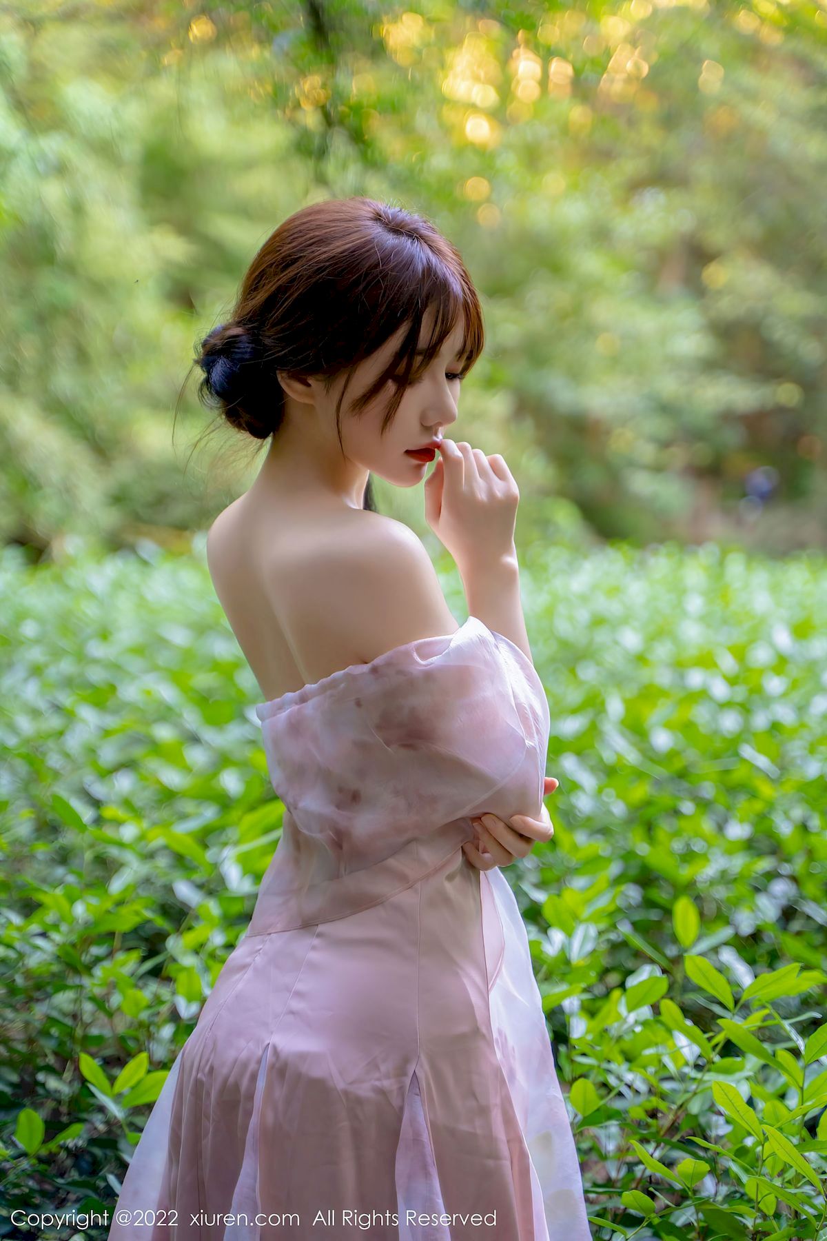 婠婠么 - 淡紫色吊裙+曼妙身材性感写真