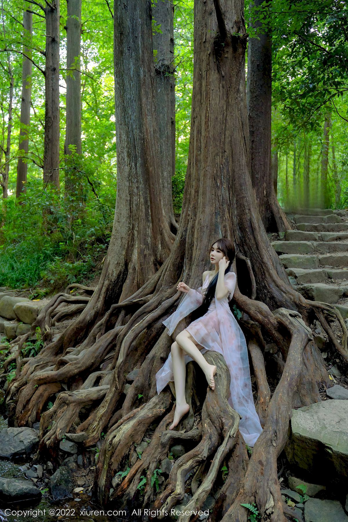 婠婠么 - 淡紫色吊裙+曼妙身材性感写真
