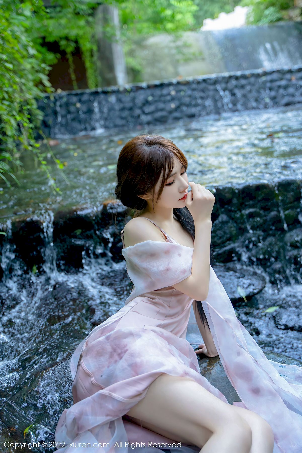 婠婠么 - 淡紫色吊裙+曼妙身材性感写真